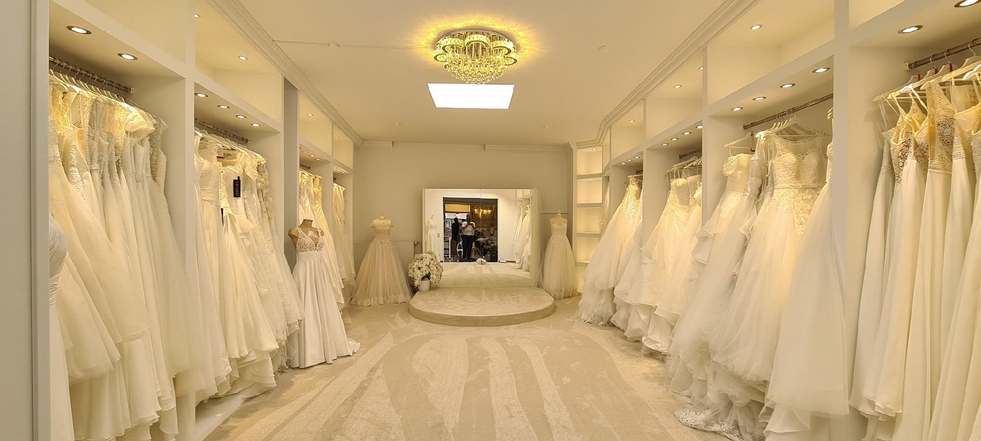 Boutique mit Kleidern und Spiegel