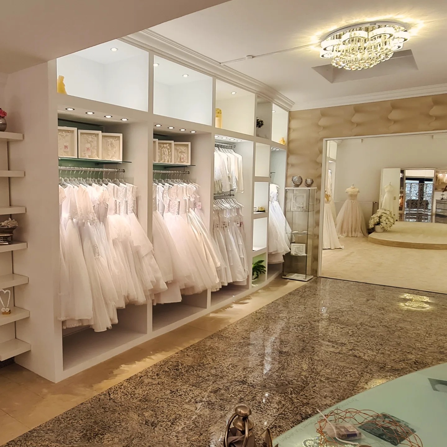 Boutique mit festlicher Mode