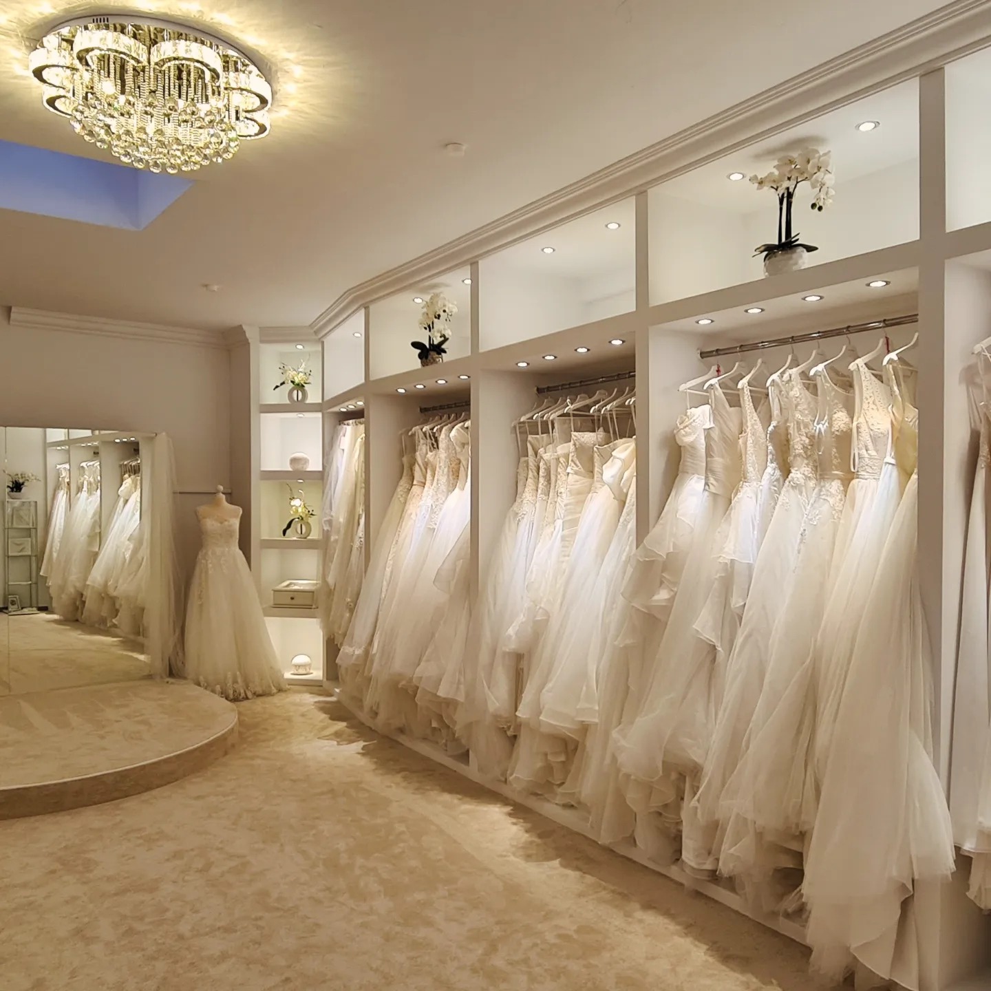 Brautkleider im Verkaufsraum