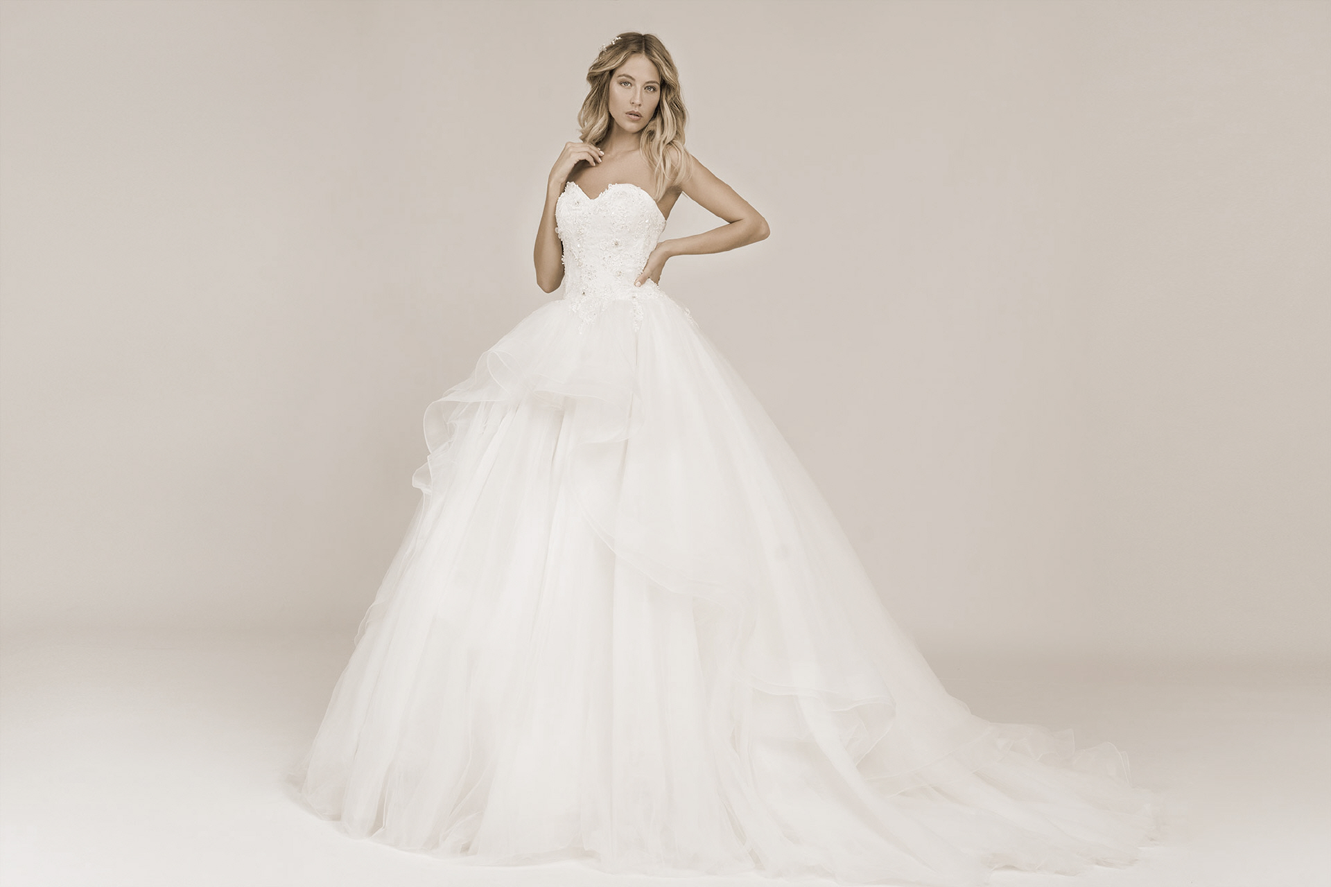 Braut in einem voluminösen weißen Brautkleid