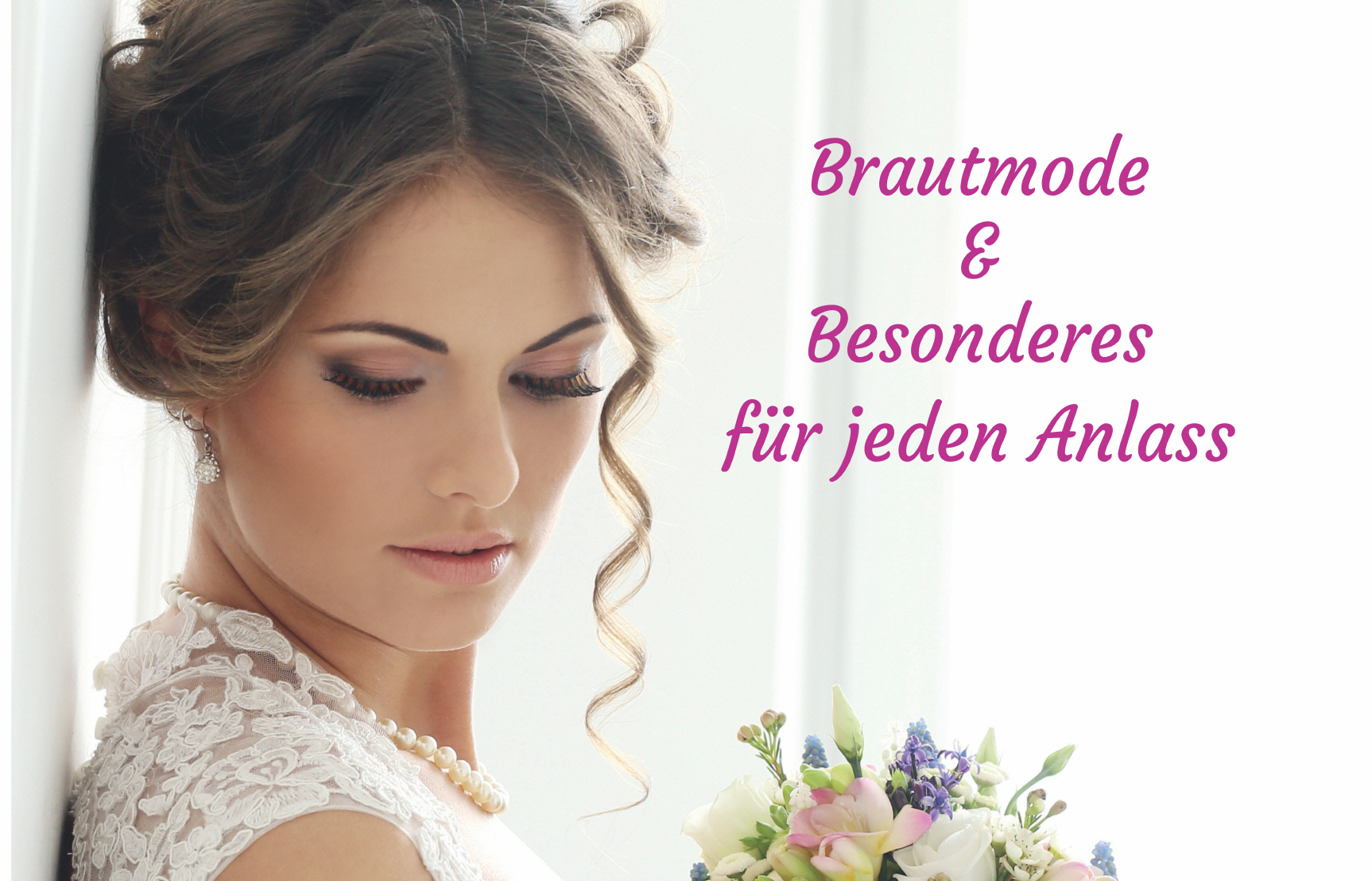 Braut in einem Spitzenkleid mit Blumenstrauß